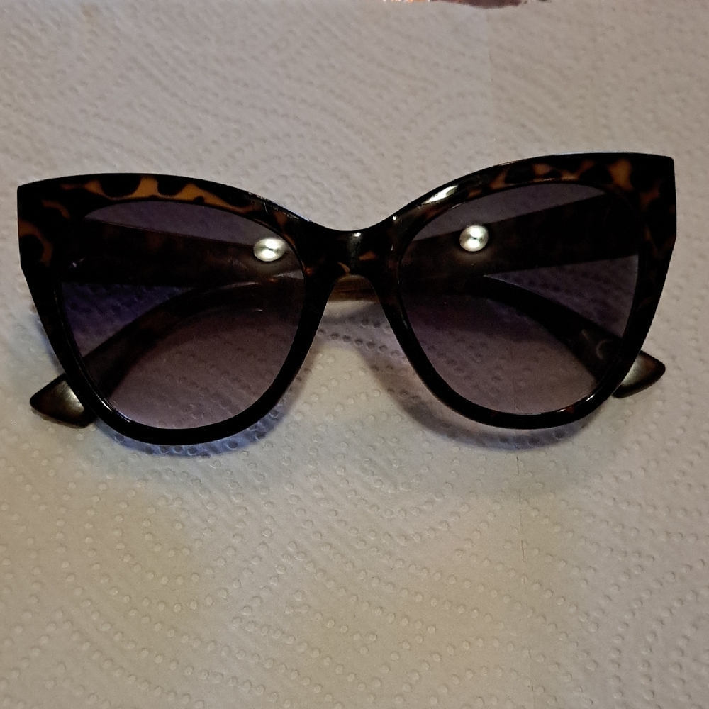 Brown Cat-Eye Sunglasses with Gradient Lenses
